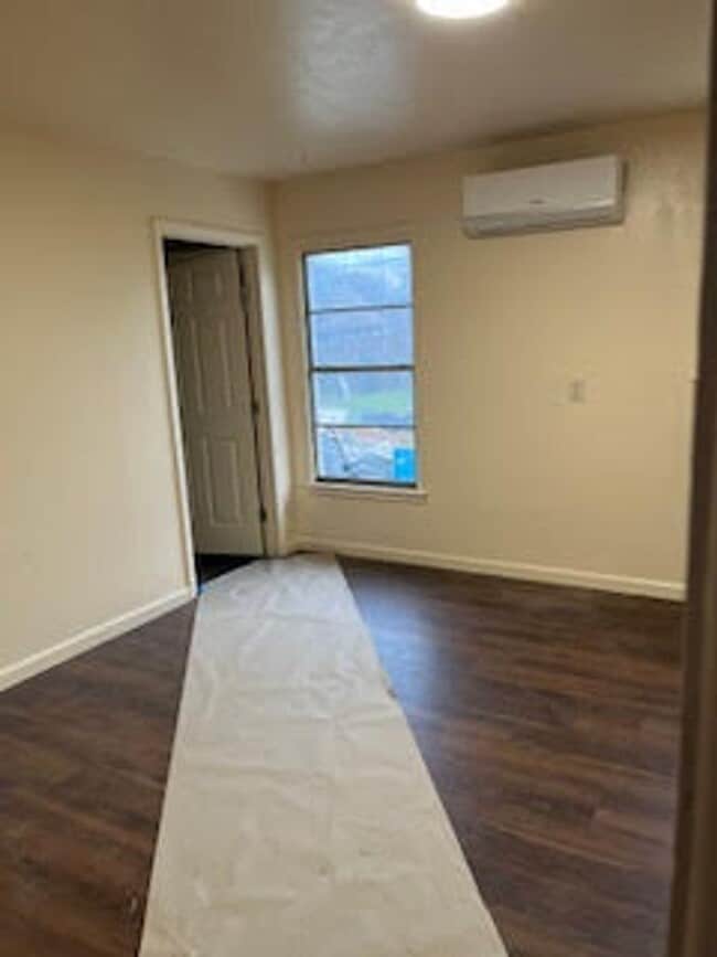 Building Photo - Ready for New Tenants- 3 Bedroom, 1.5 Bath in North Riverside- FWISD- 76111