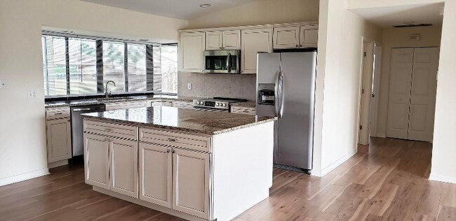 Building Photo - 607 SW Lucero Dr