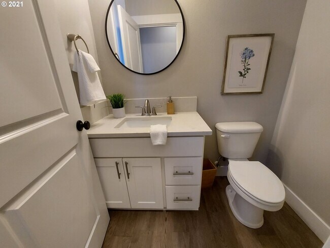 Building Photo - 1118 SW Dottie Ct