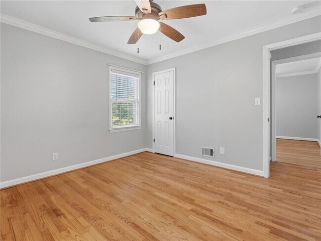 Building Photo - 1111 N Valley Dr