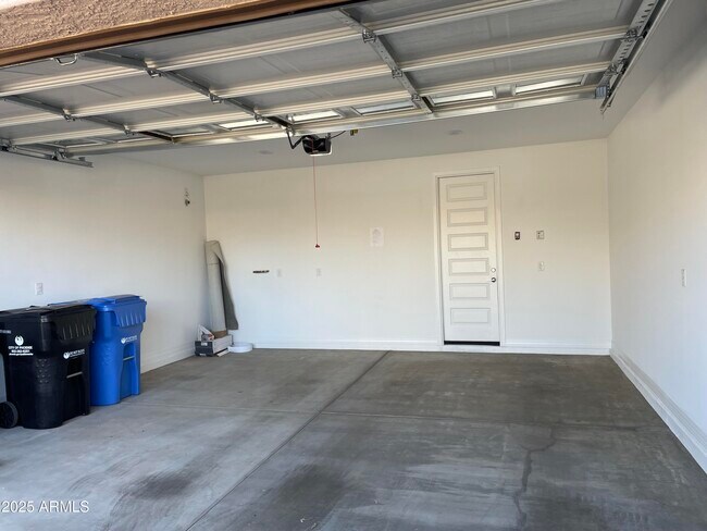Building Photo - 9137 W Sells Dr