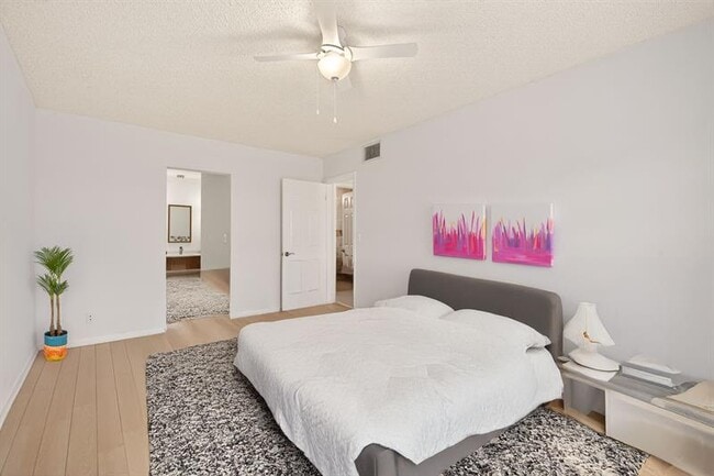 Building Photo - 130 Cypress Club Dr