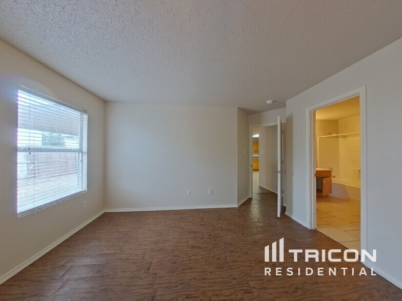 Building Photo - 8769 Garden Springs Dr