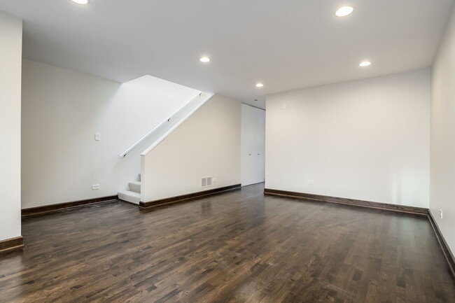 Building Photo - 801 S Plymouth Ct