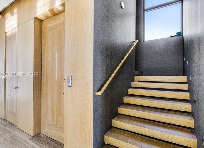 Building Photo - 321 E Dilido Dr