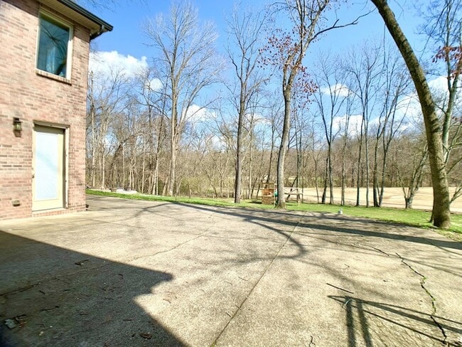 Building Photo - 423 Rivermont Dr