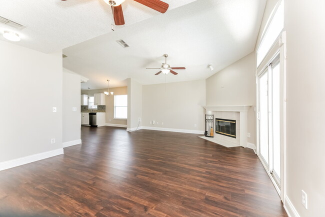 Building Photo - 878 S Lilac Loop