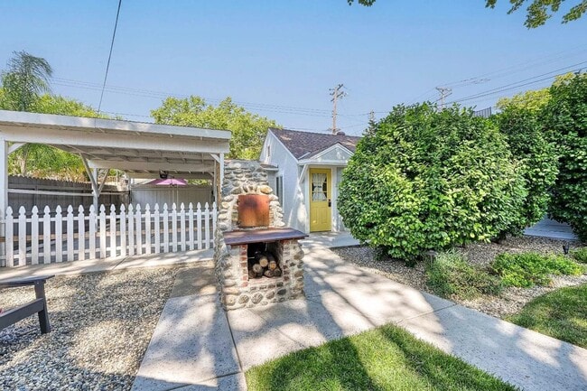Building Photo - Beautiful vintage home