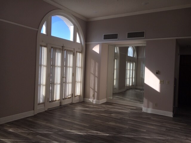 Building Photo - 123 N Locust St