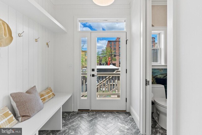 Building Photo - 2460 Ontario Rd NW