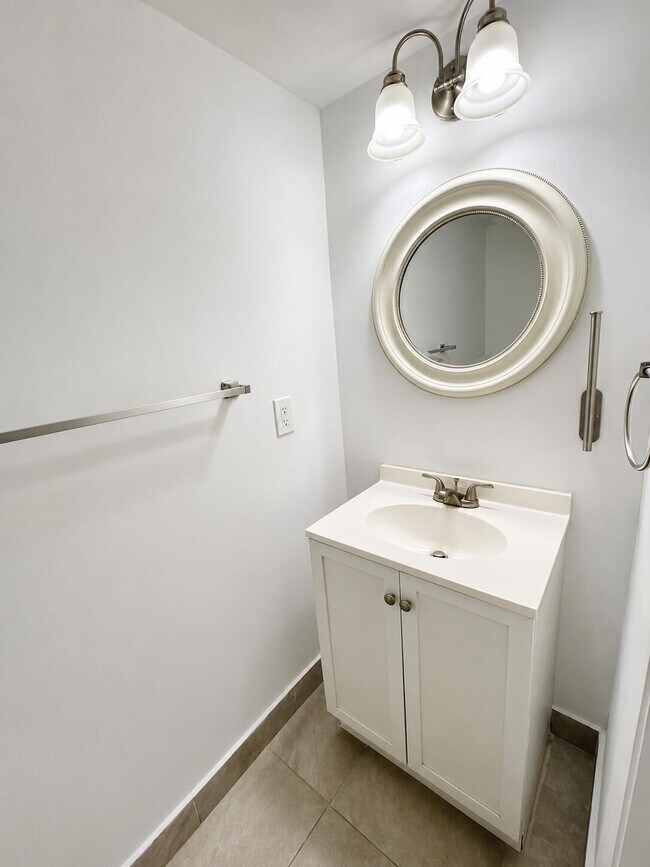 Building Photo - 5728-5728 Blueberry Ct