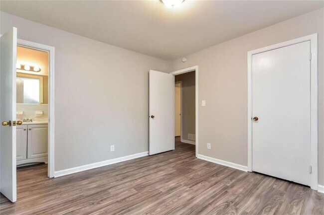 Building Photo - 2618 Treadway Dr