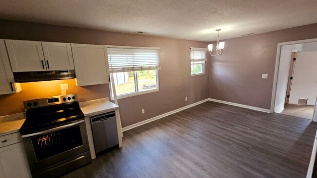 Building Photo - 3 BD 2 BA in Shamrock Village