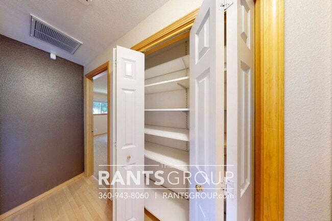 Building Photo - Recently updated 3-bed, 2-bath Rambler in Lacey!