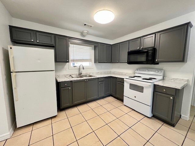 Building Photo - 364 E 7th St