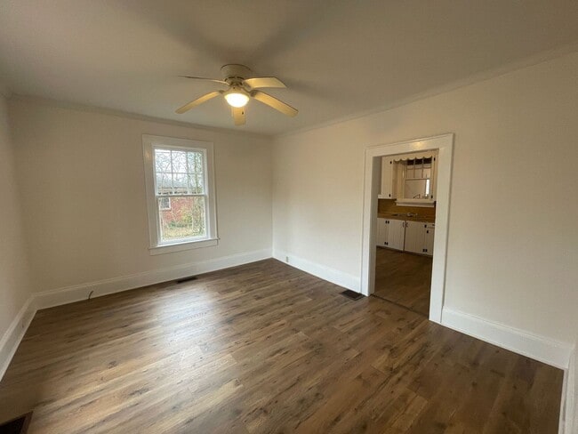 Building Photo - 4 bedroom 2 bathroom house available!   Freshly Painted-New Flooring