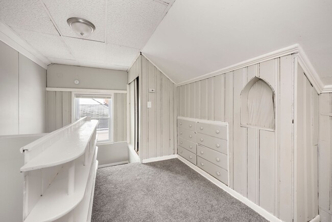 Building Photo - Renovated 3 bedroom bungalow $1250/month