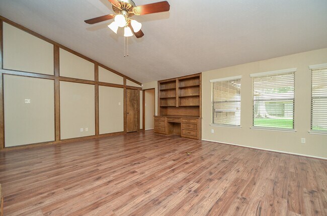 Building Photo - 3027 Colonial Dr