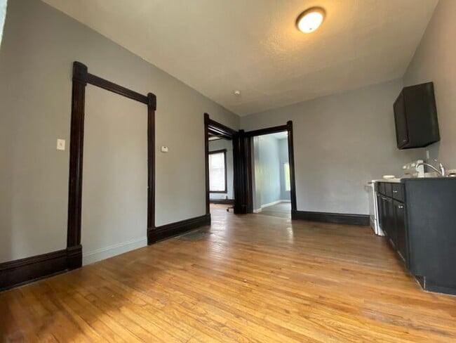 Building Photo - 1 bedroom MAIN floor apartment in Niles