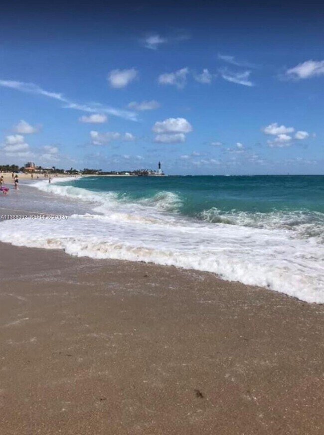 Building Photo - 1690 NE 25th Ave