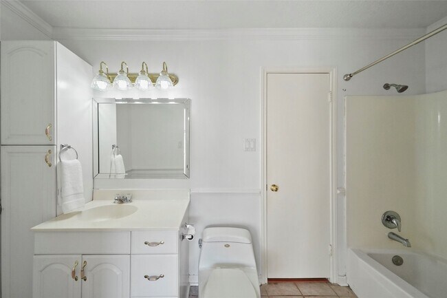 Building Photo - 3 April Point Dr S