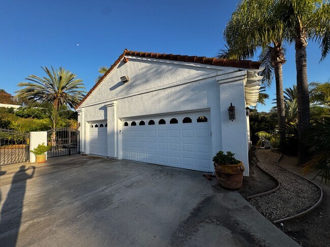 Building Photo - Custom Estate