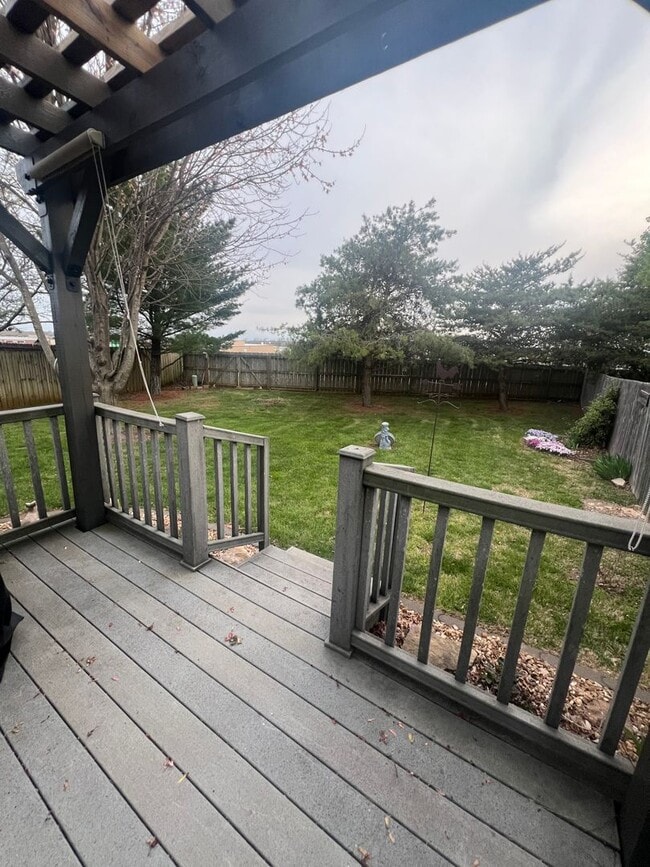 Building Photo - 2 bedroom/2 bath townhouse with 2 car garage