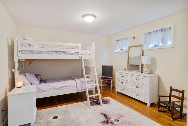 Building Photo - 160 Beecher St