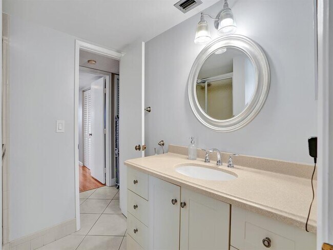 Building Photo - 2208 S Cypress Bend Dr