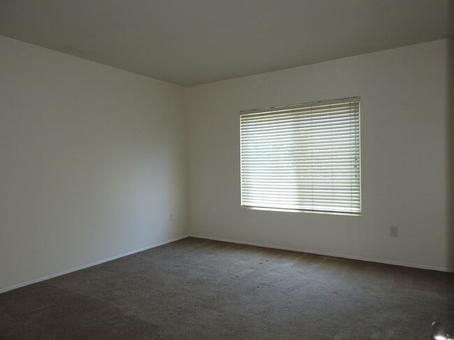 Building Photo - Lovely 2 bedroom townhouse