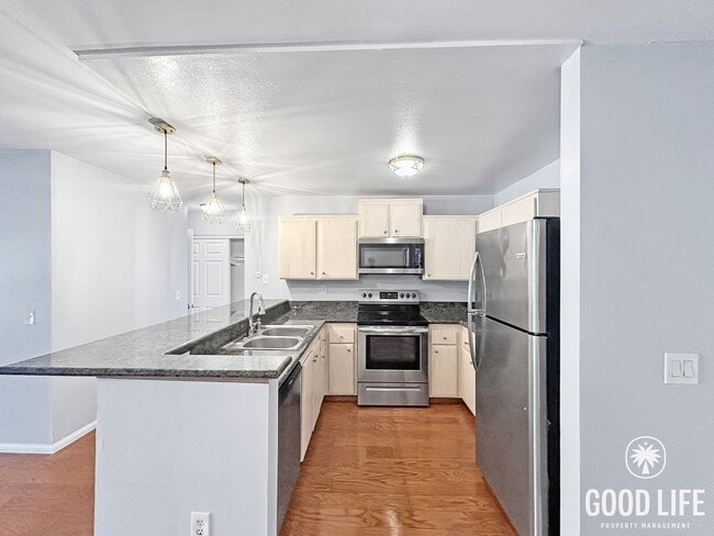 Building Photo - Beautiful 1BD/1BA W/ Reserved Parking and Community Pool in Mission Valley!