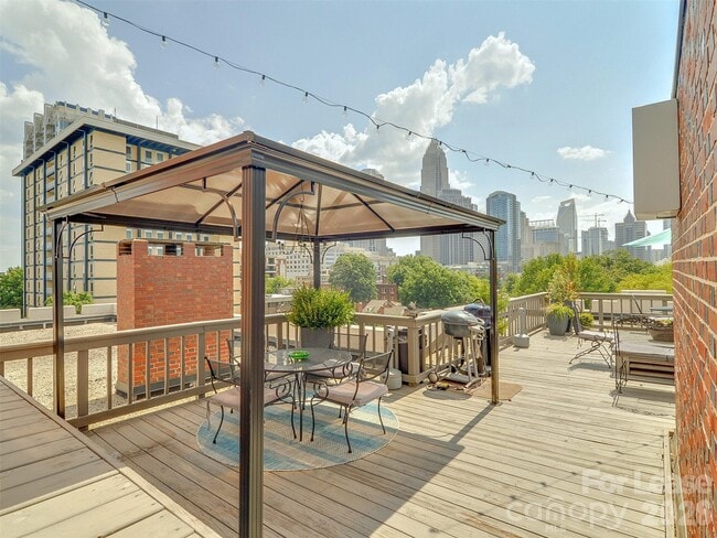 Building Photo - 301 W 10th St