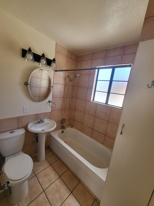 Building Photo - Quaint and Cozy 1x1 apartment in the historic Old Town