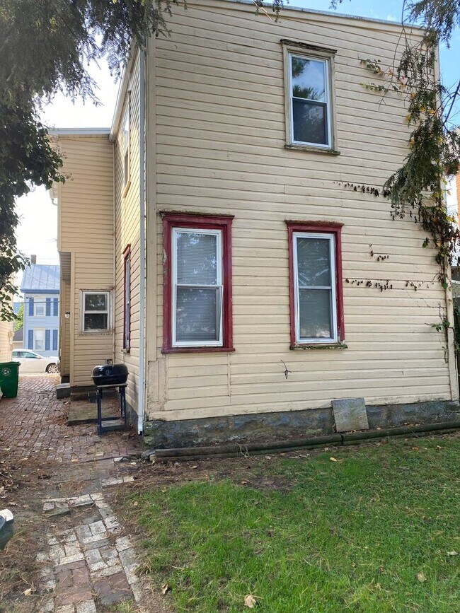 Building Photo - 351 W North St