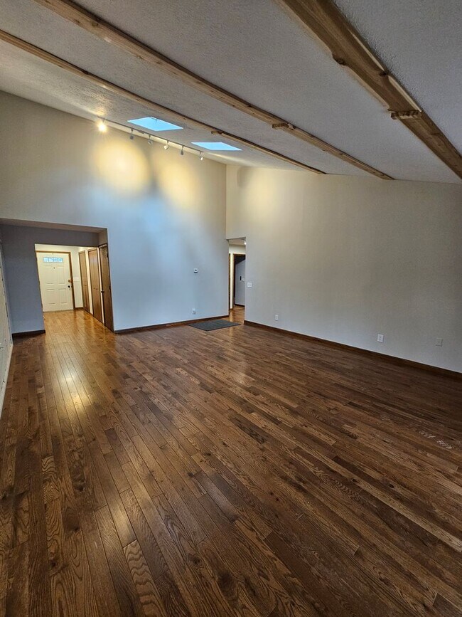 Building Photo - Remarkable 5 Bedroom Home For Rent in Mentor