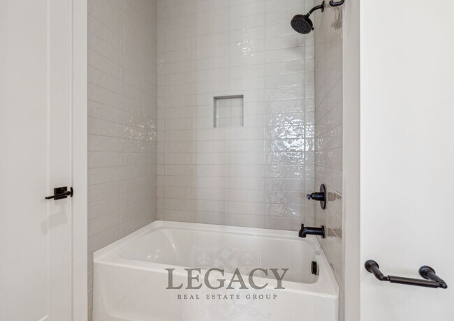 Building Photo - 1019 12th Ave N