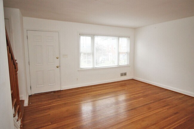 Building Photo - Lovely Towson 3bd/2ba Rowhome w/ CAC & W/D...