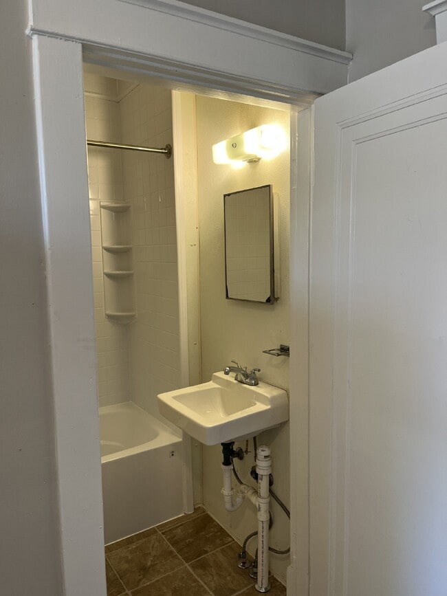Building Photo - GREAT LEASE OPPORTUNITY 1 BEDROOM 1 BATH  GREAT LOCATION NASHVILLE, TN