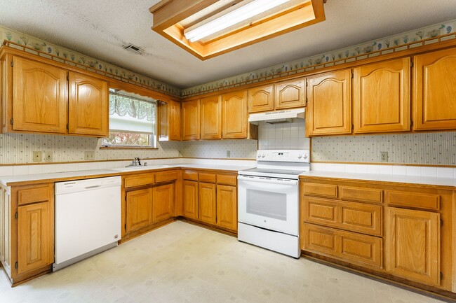 Building Photo - Charming 3-Bedroom, 2-Bathroom Rental in B...