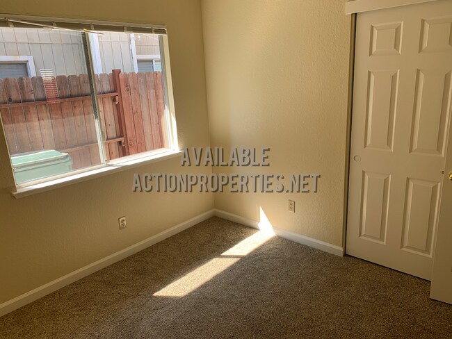 Building Photo - Antelope Single Story, - 3 bedroom, 2 bath - Separate Living Room, Family Room w/fireplace  Low M...