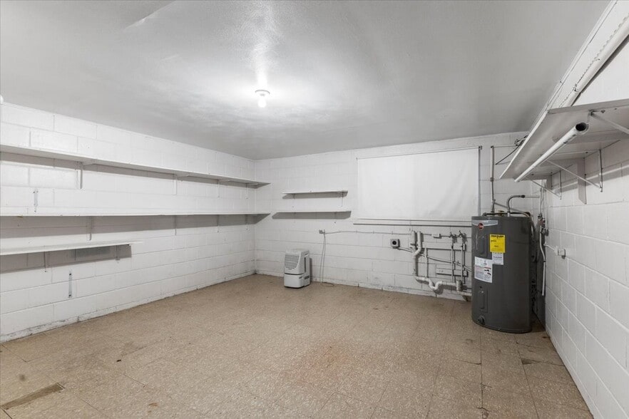 large inside storage room - 5013 Eastview Terrace