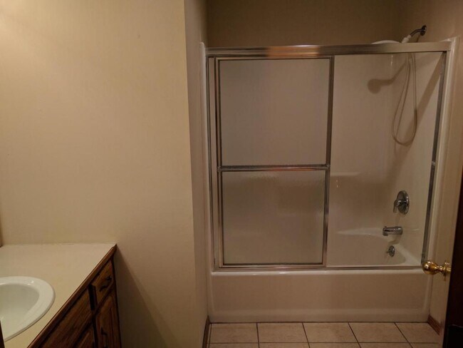 Building Photo - 3316 S Leawood Ave