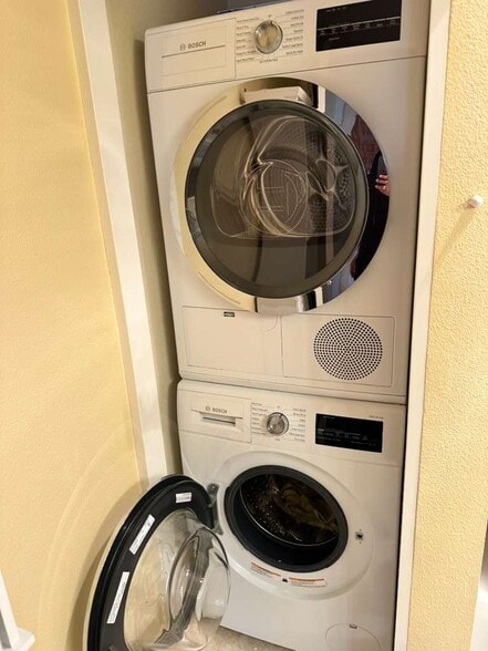 Bosch Washer/Dryer - 626 4th Ave W