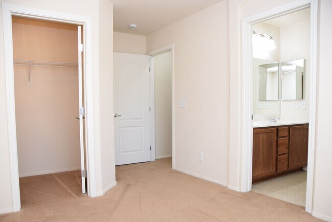 Building Photo - HENDERSON UPGRADED 4 BEDROOM HOME