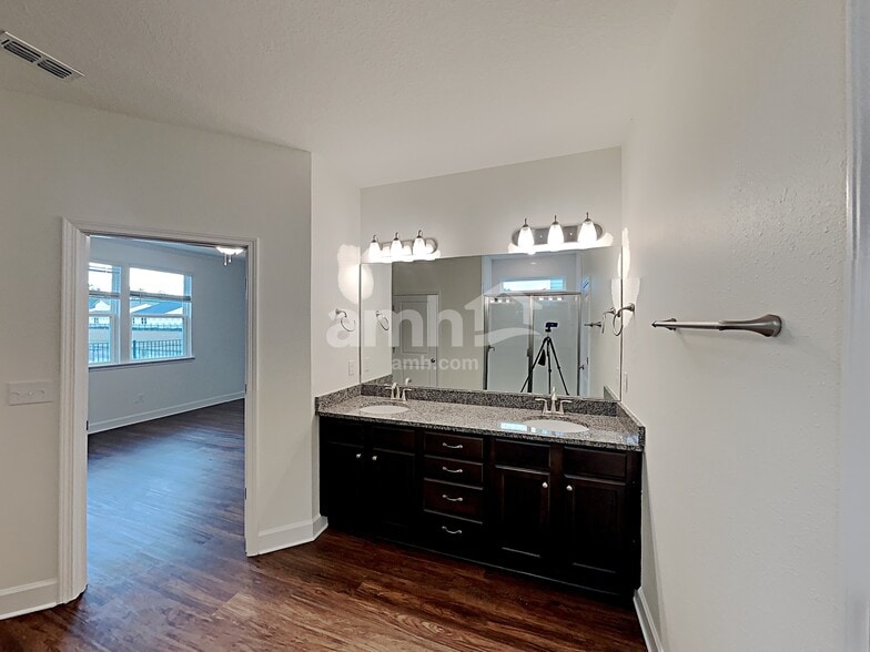 Building Photo - 5718 Hampton Creek Rd