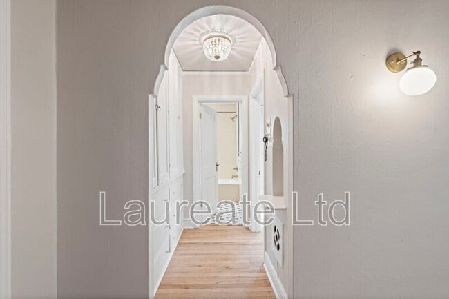 Building Photo - 1050 N Pearl St