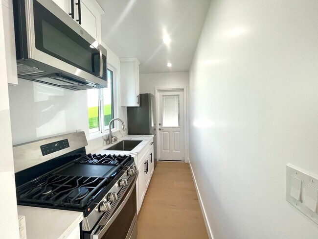Building Photo - 624