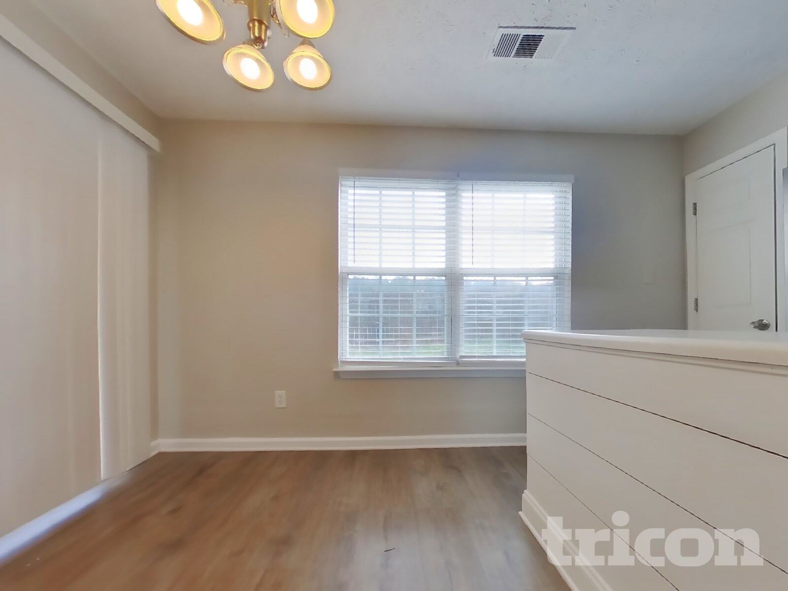 Building Photo - 220 Oak Grove Way