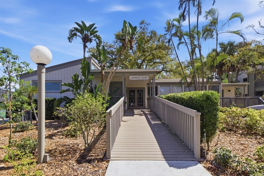 Building Photo - 1628 Clower Creek Dr