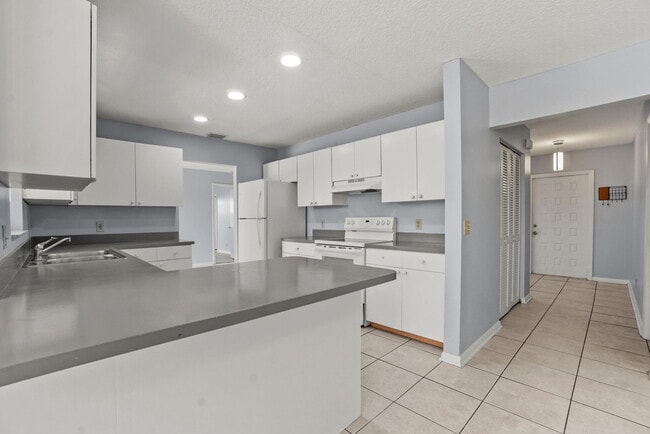 Building Photo - 4128 Chestnut Ave